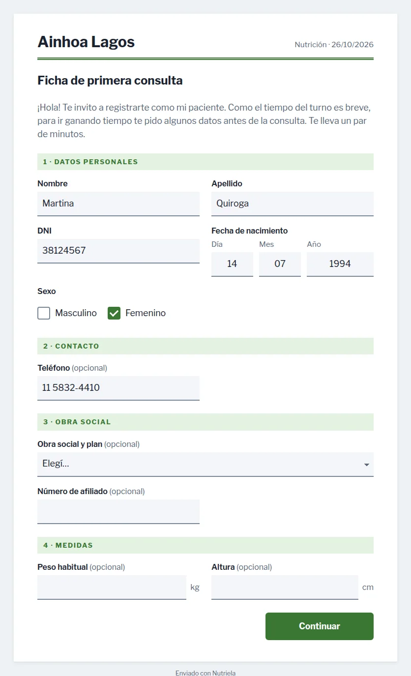 La ficha de primera consulta que completa el paciente nuevo, con el nombre de su nutricionista arriba